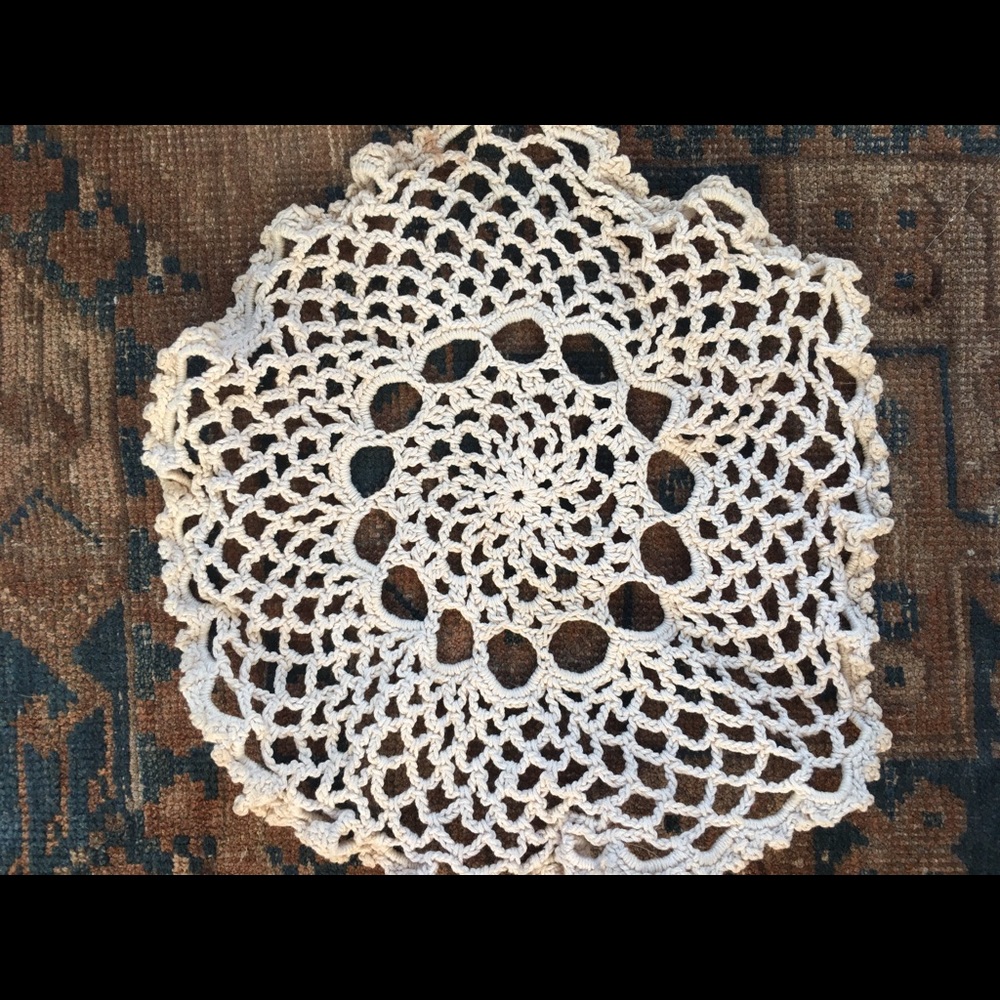 Large handmade vtg doily
